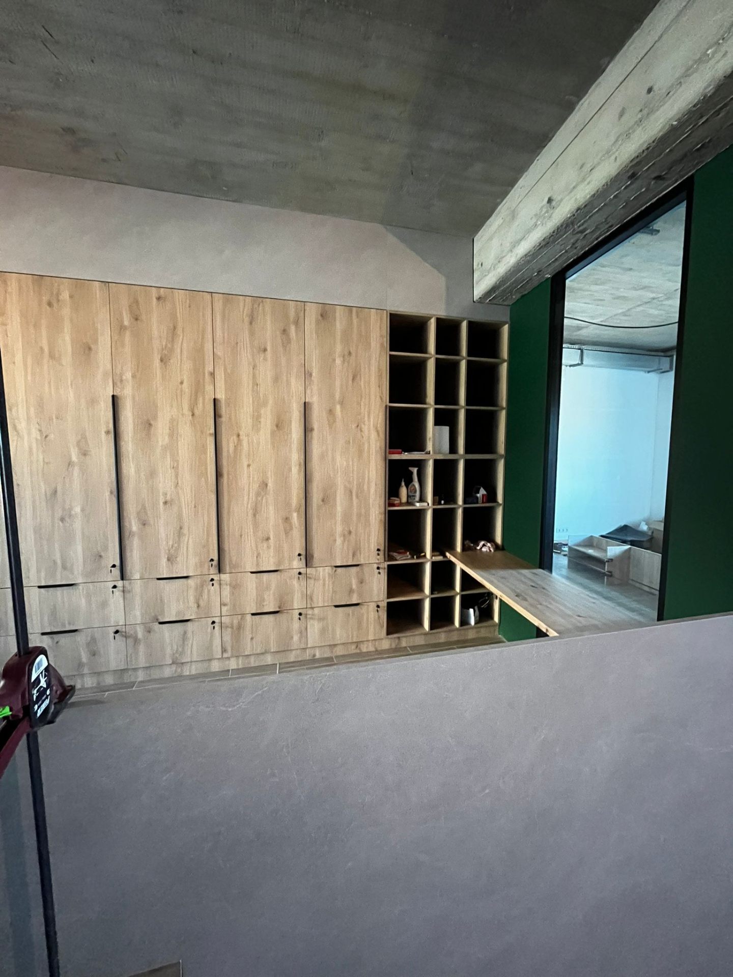 Kuchnia loft z otwartymi półkami — Śląsk. Meble na wymiar pracowni Ledwożyw.